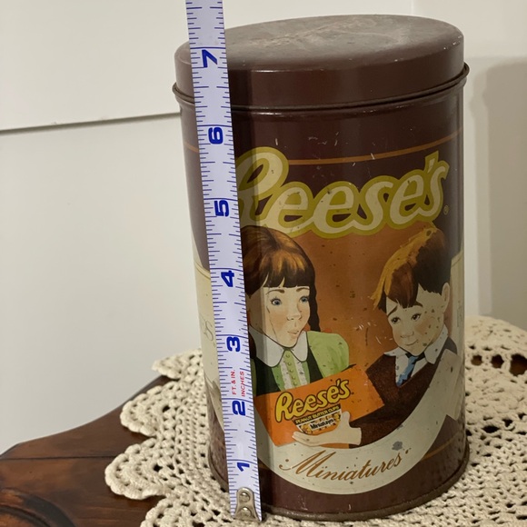 Vintage Reese’s Tin. Condition issues-preloved - Picture 9 of 10